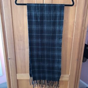 NWOT! Geoffrey Beene Plaid Gray Scarf